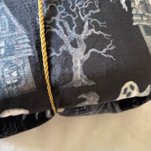 Rachel Roy ghosts,crows, haunted house
Skulls Throw - Picture 7 of 9